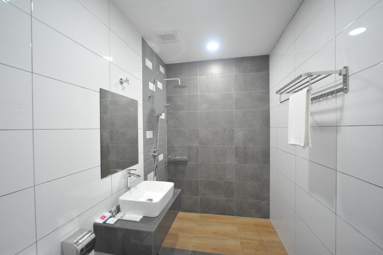 Mye Hotel Muar Exteriör bild